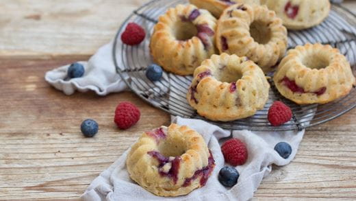 recipe image Bananen-Minigugelhupf mit Beeren