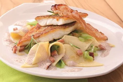 recipe image Gebratenes Zanderfilet auf Krautfleckerln mit violetter Senfsauce
