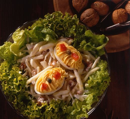 recipe image Gefüllte Eier auf Waldorfsalat