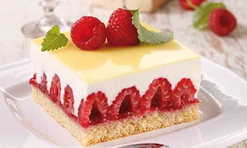 recipe image Himbeerschnitten mit Eierlikördecke