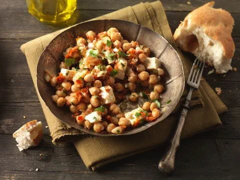 recipe image Kichererbsen-Salat mit getrockneten Tomaten und Feta