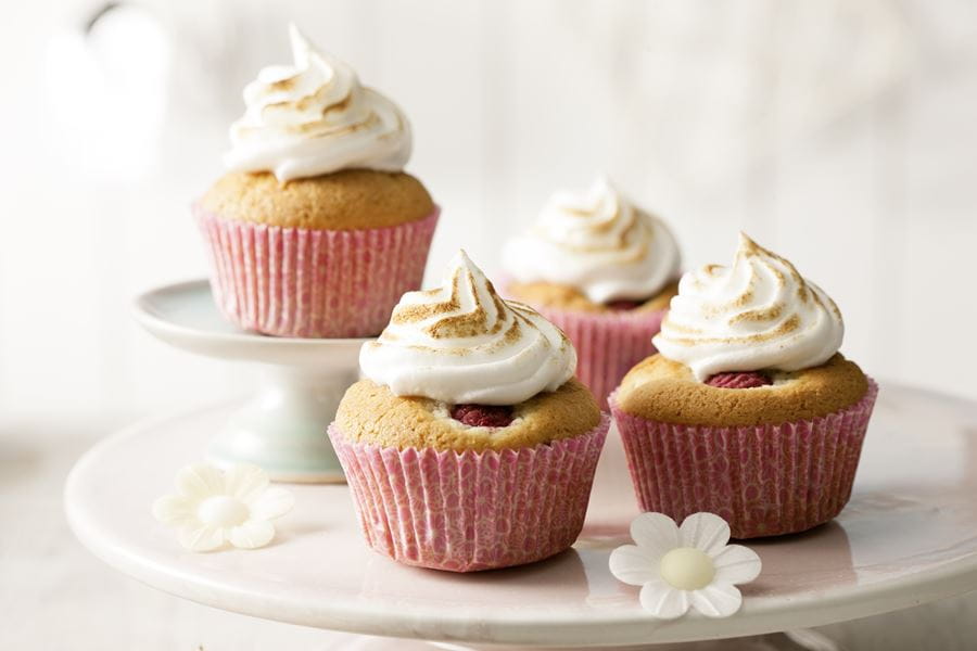 recipe image Himbeer-Muffins mit Baiserhäubchen