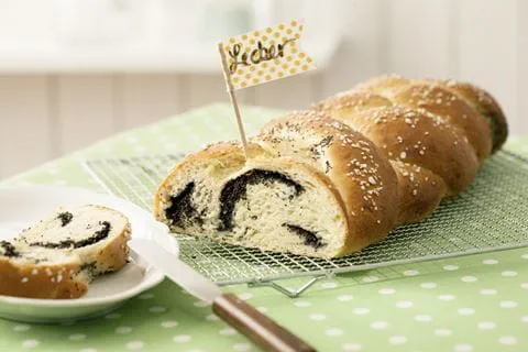 recipe image Germstriezel mit Mohnfüllung