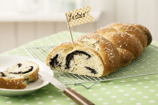 recipe image Germstriezel mit Mohnfüllung